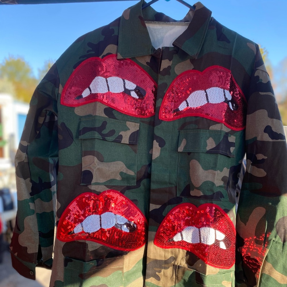 Women Fashion Camo Jacket Sequins Lip Print Size M/L
